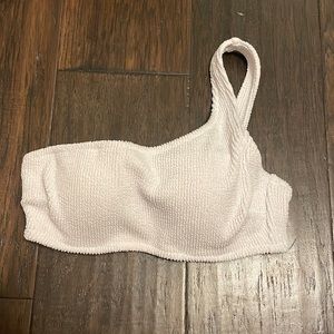 bikini top cup size 32 B; comes with removable strap